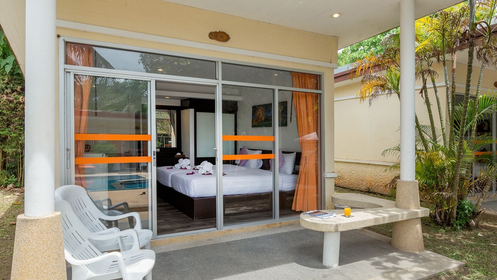 rooms-deluxe-pool-view