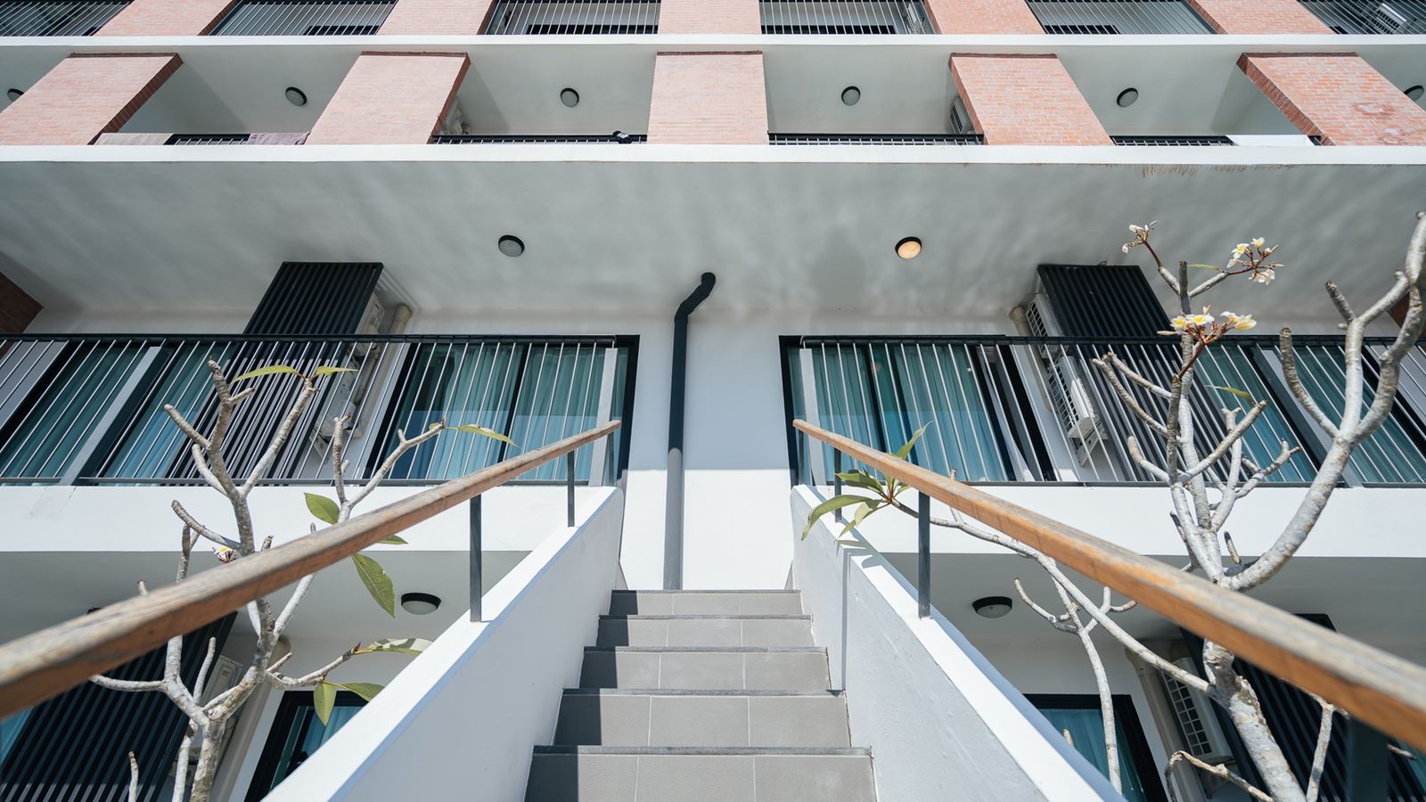 rooms-one-bedroom-suite-pool-facing