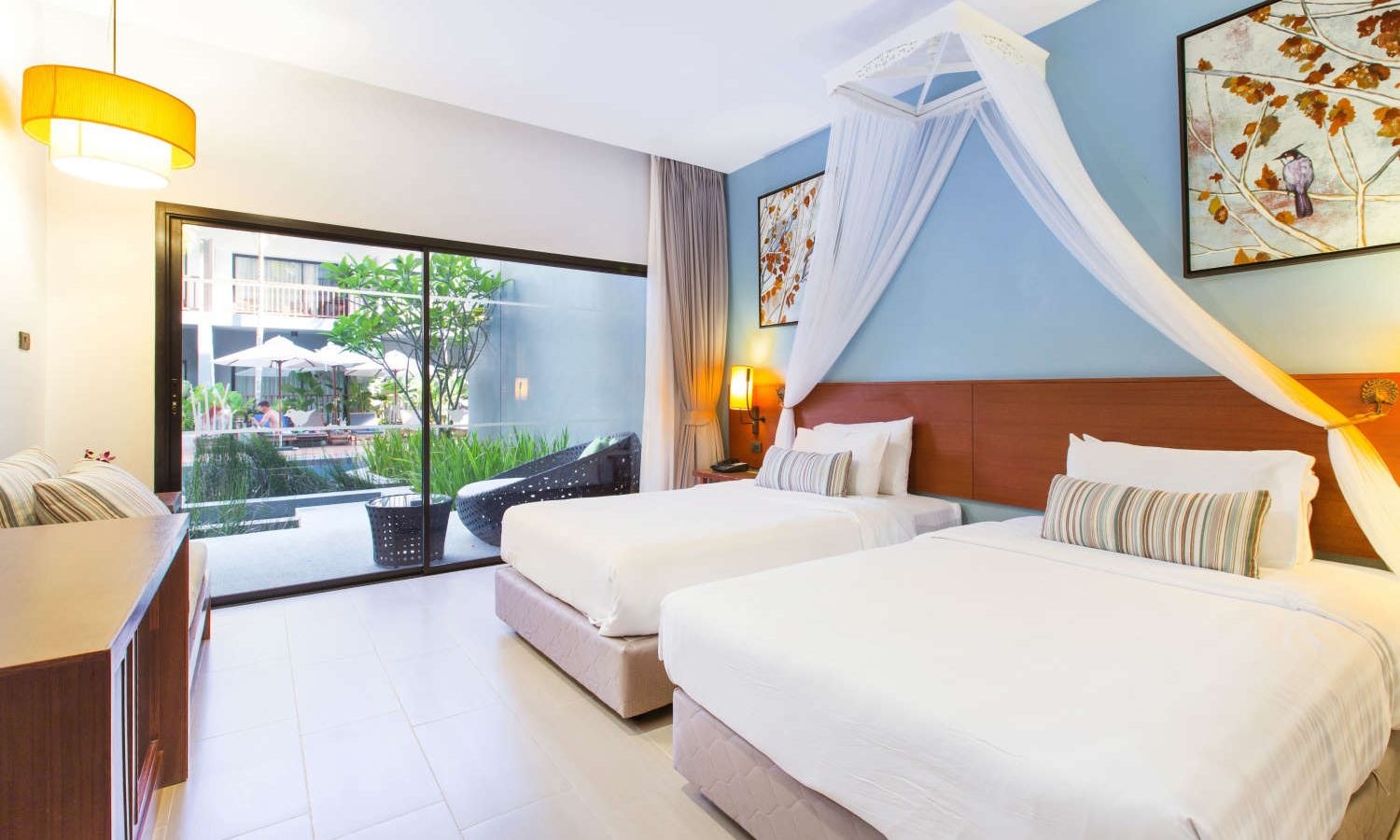 rooms-premier-pool-access