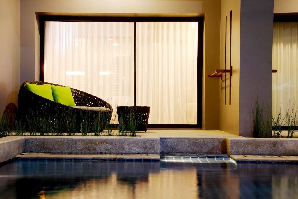 rooms-premier-pool-access