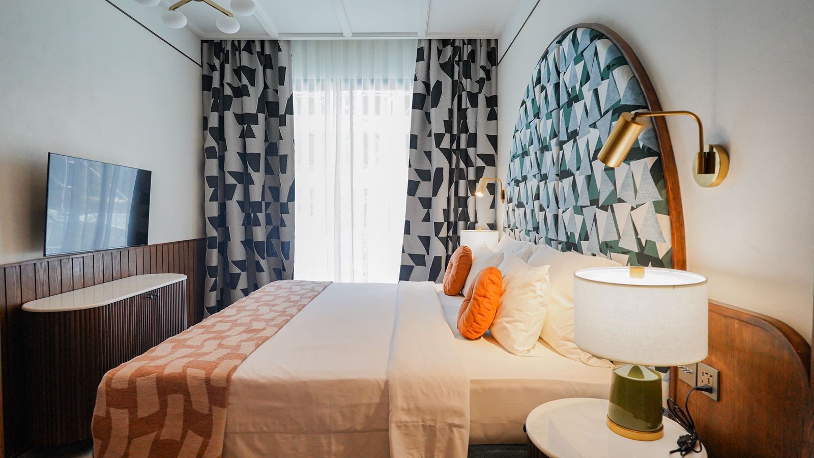 rooms-deluxe-pool-view