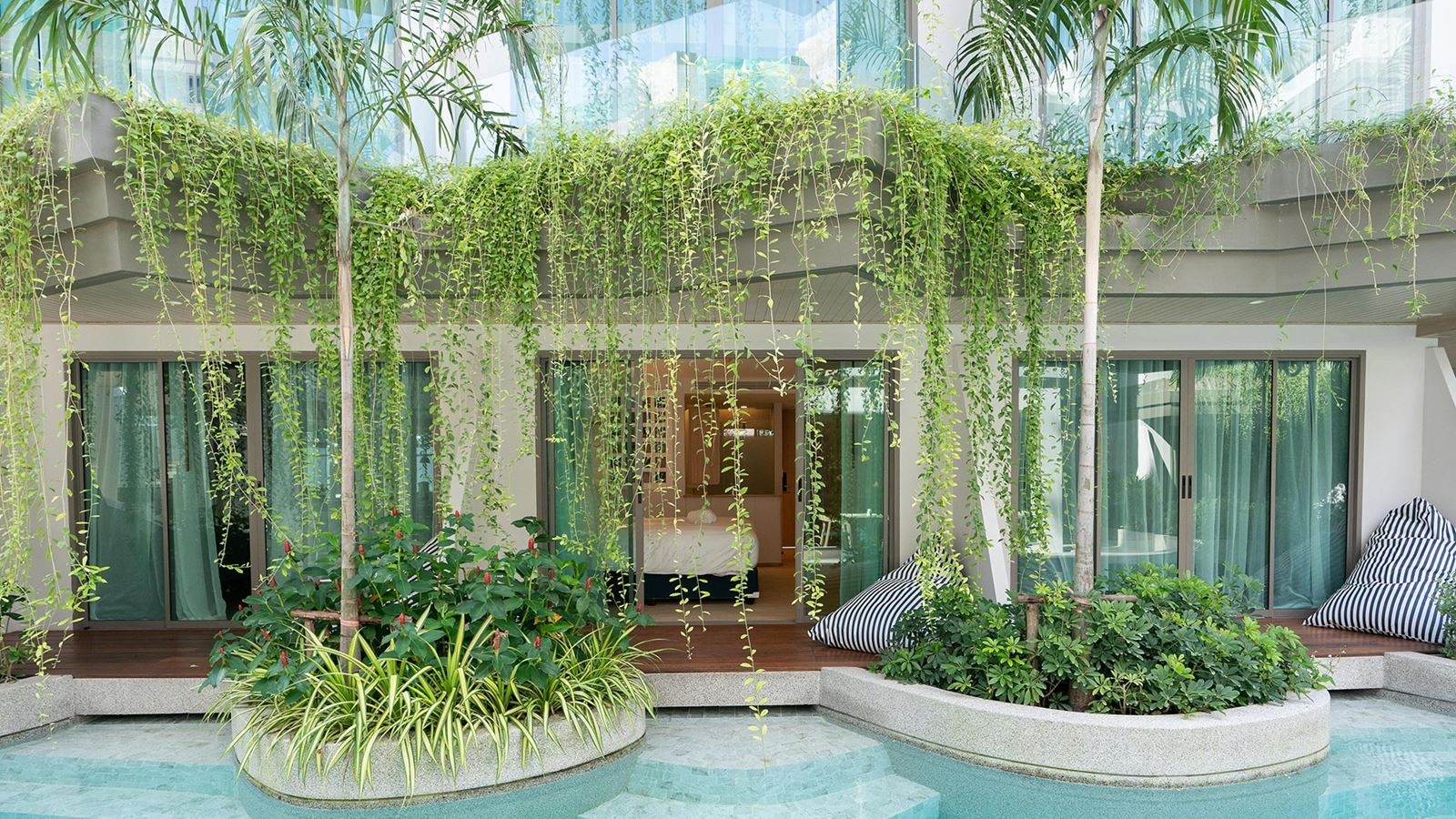 rooms-deluxe-pool-access-pool-view