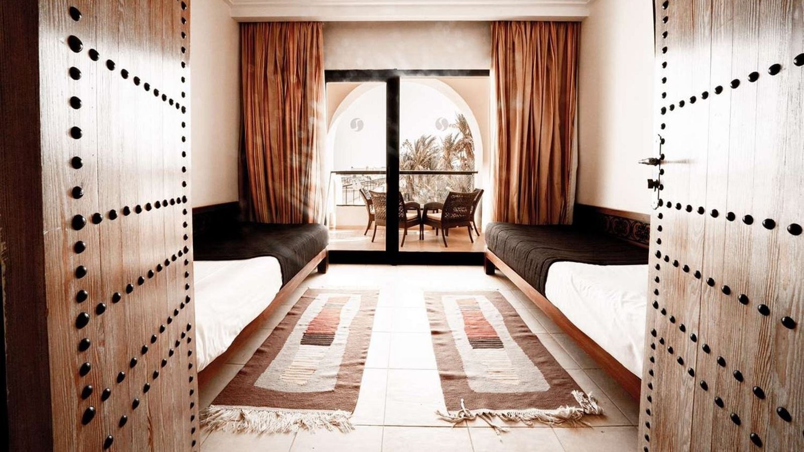 rooms-family-room-connecting-room