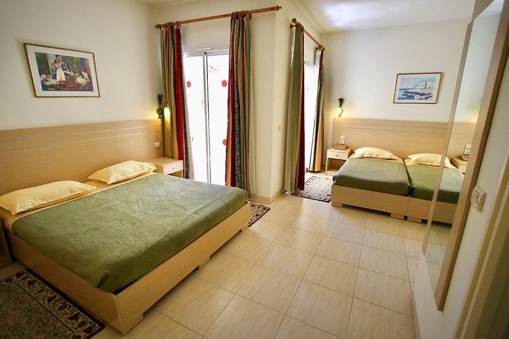 rooms-quadruple-room