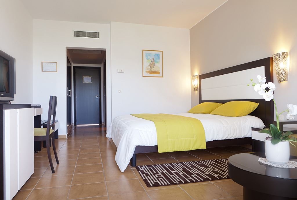 rooms-room-standard-mainbuilding-with-balcony-or-terrace