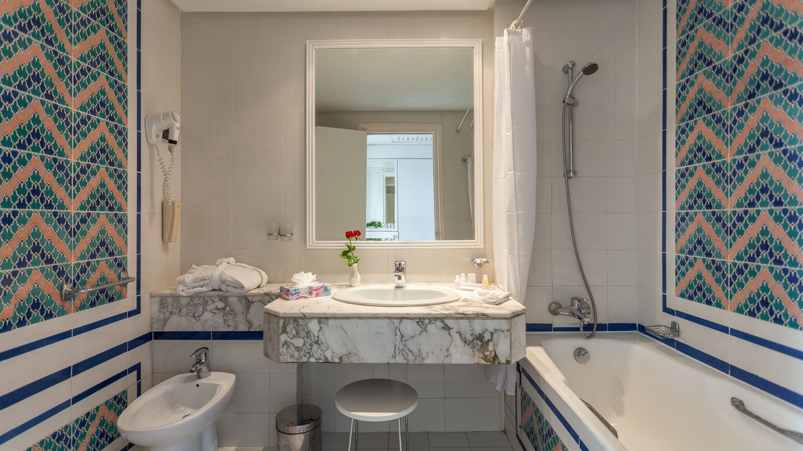 rooms-suite-junior-with-balcony-or-terrace