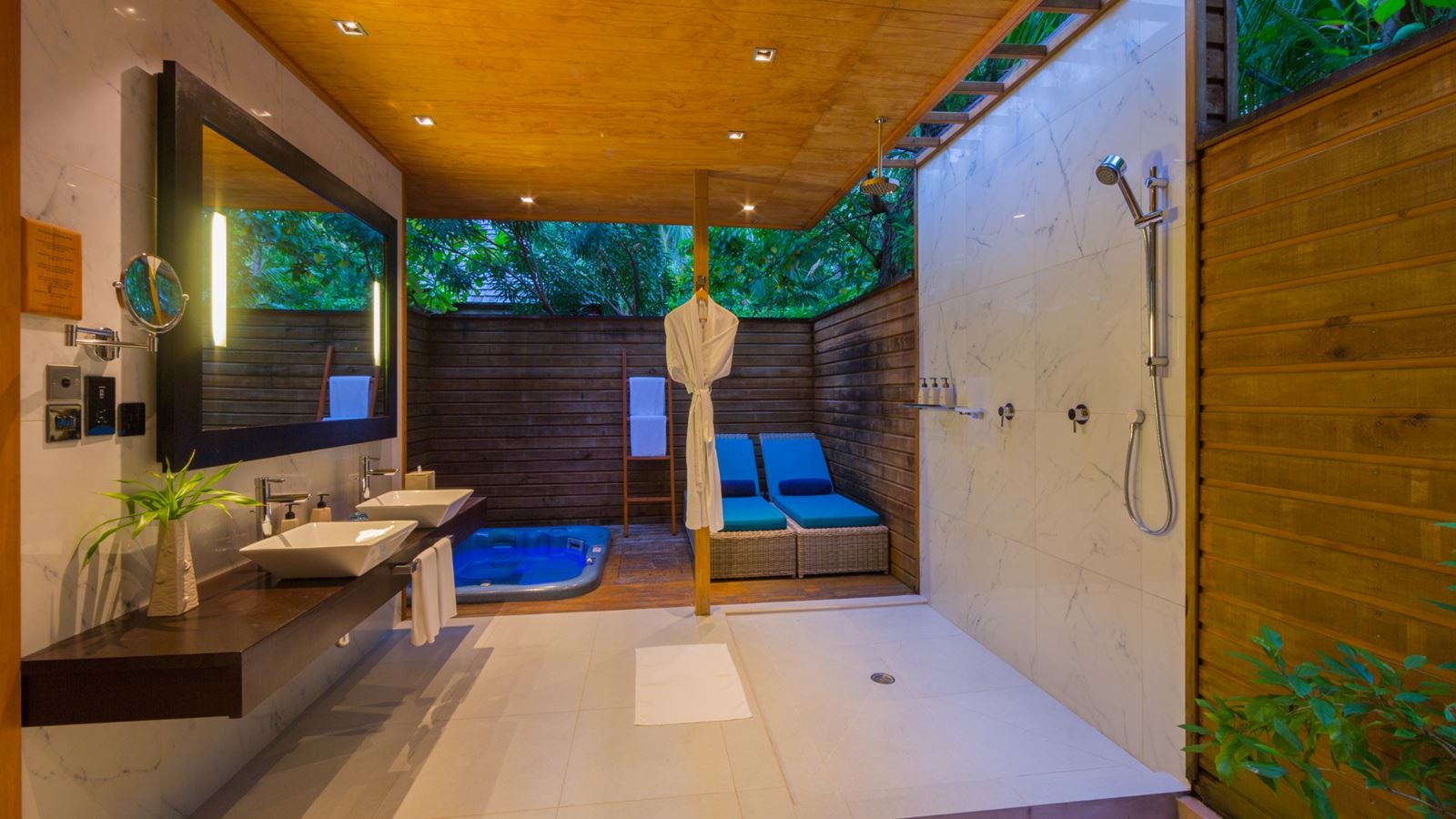 rooms-jacuzzi-beach-villa