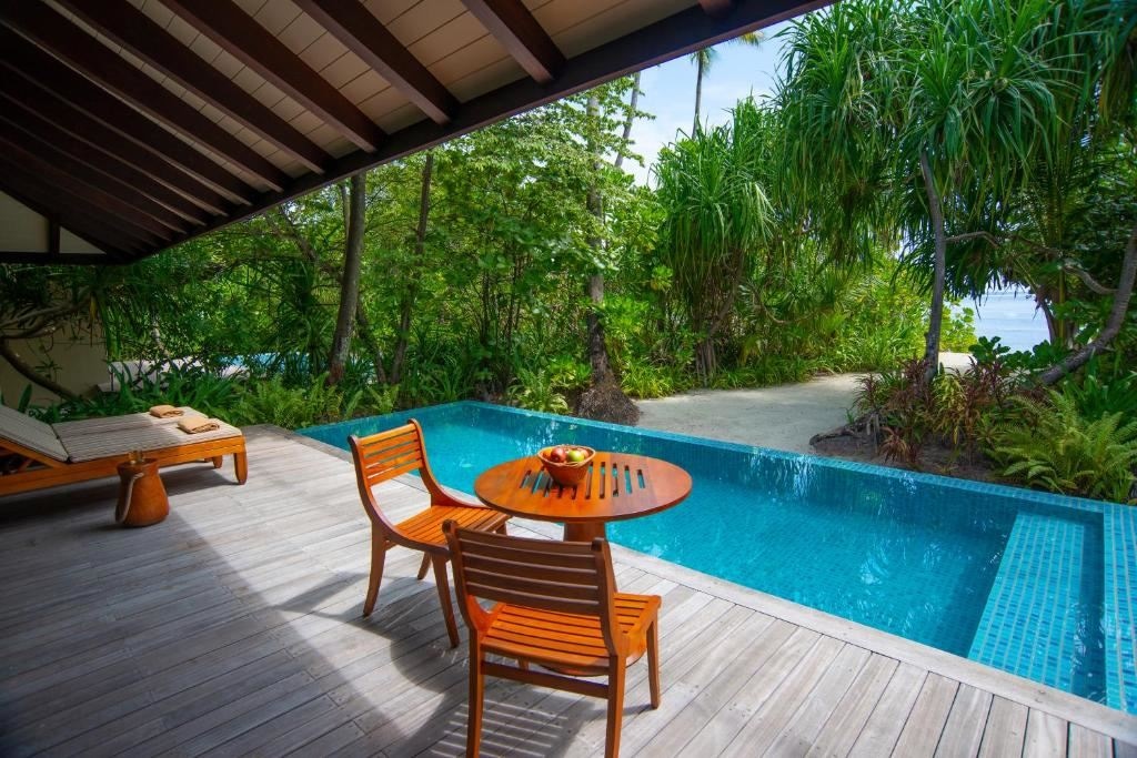 rooms-sunrise-deluxe-beach-pool-villa