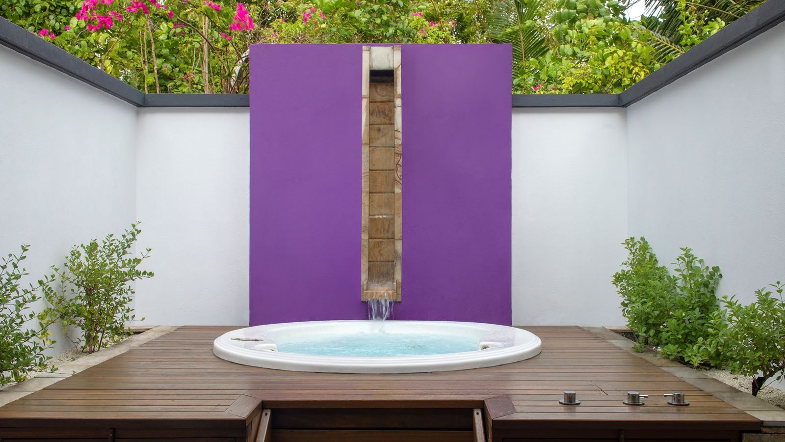 rooms-beachfront-jet-pool-villa