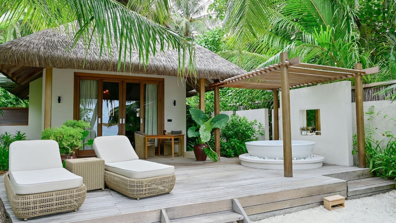 rooms-grand-premier-beach-villa-with-pool