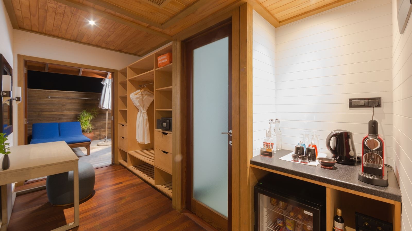 rooms-jacuzzi-water-villa