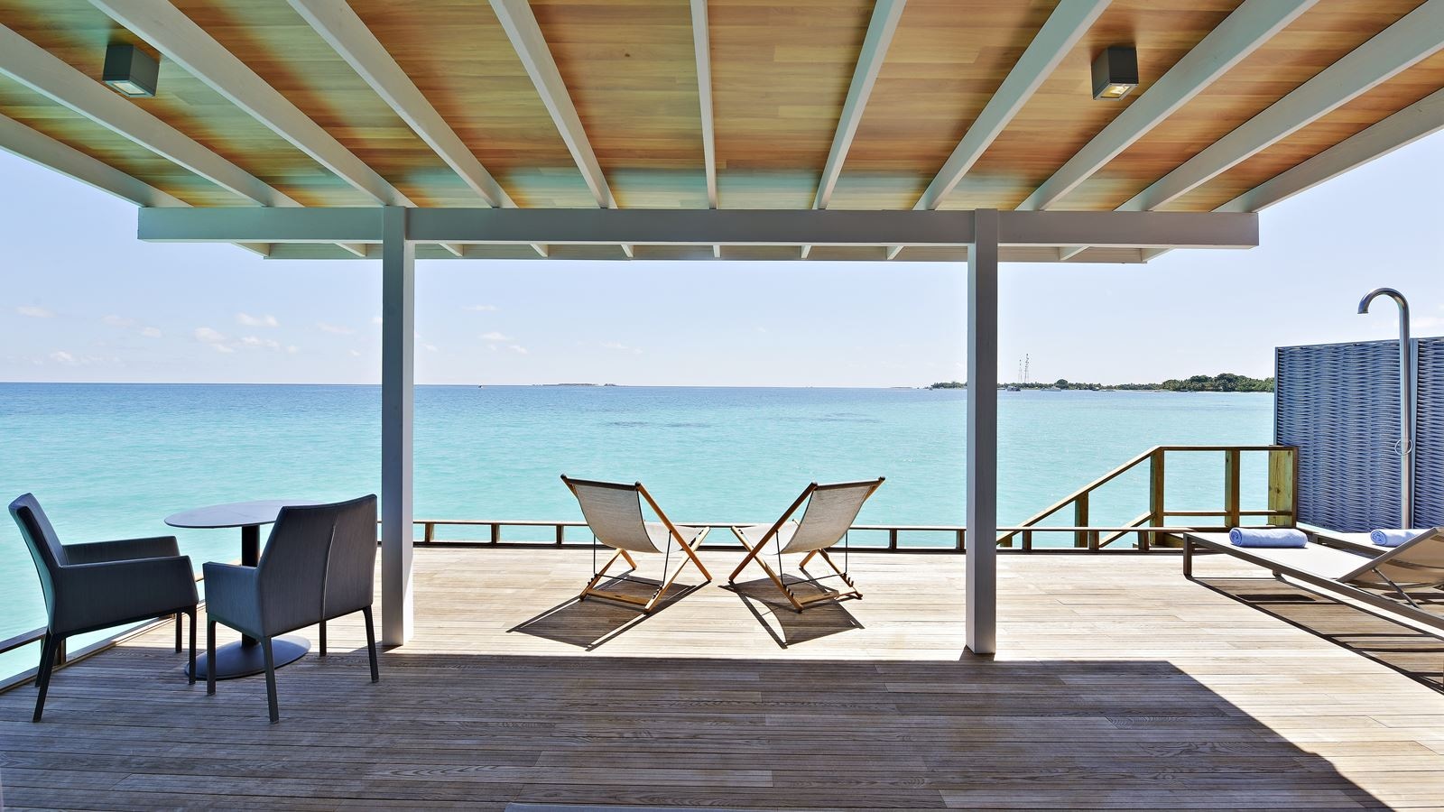 rooms-deluxe-water-villa