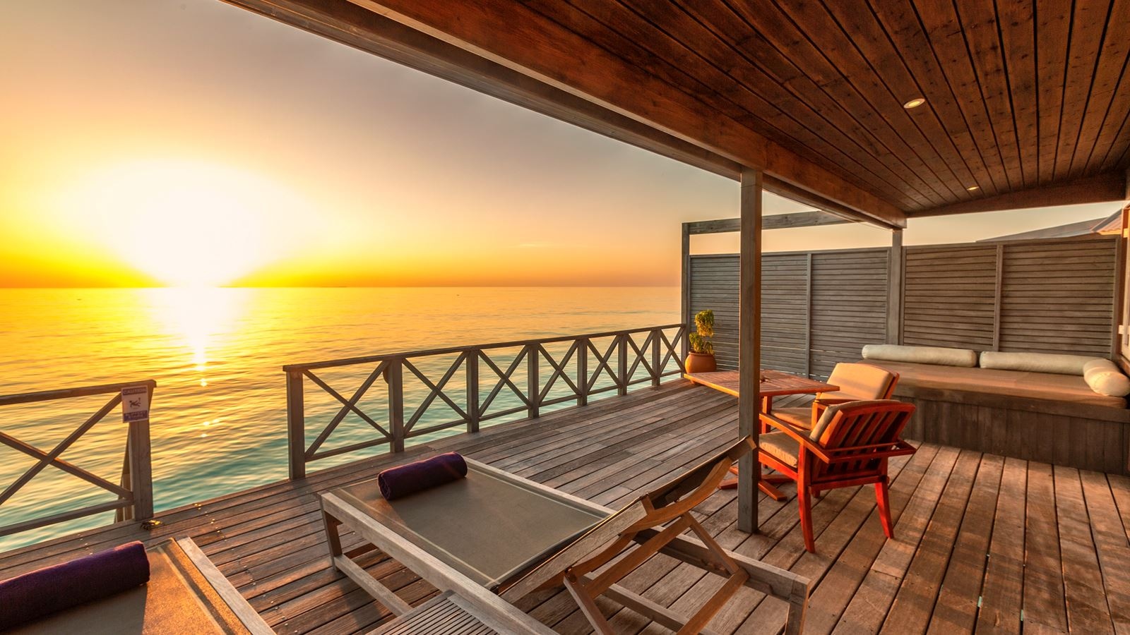 rooms-jacuzzi-water-villa