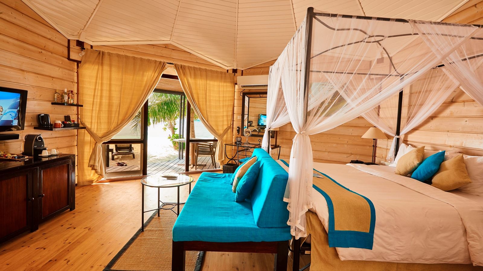 rooms-sangu-jacuzzi-beach-villa