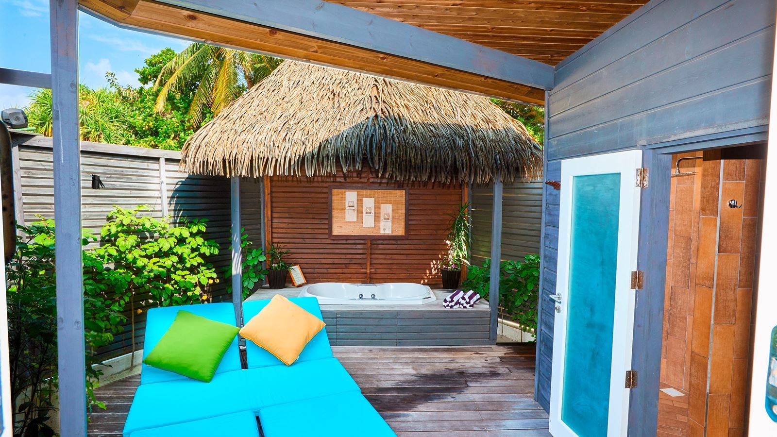 rooms-sangu-jacuzzi-beach-villa