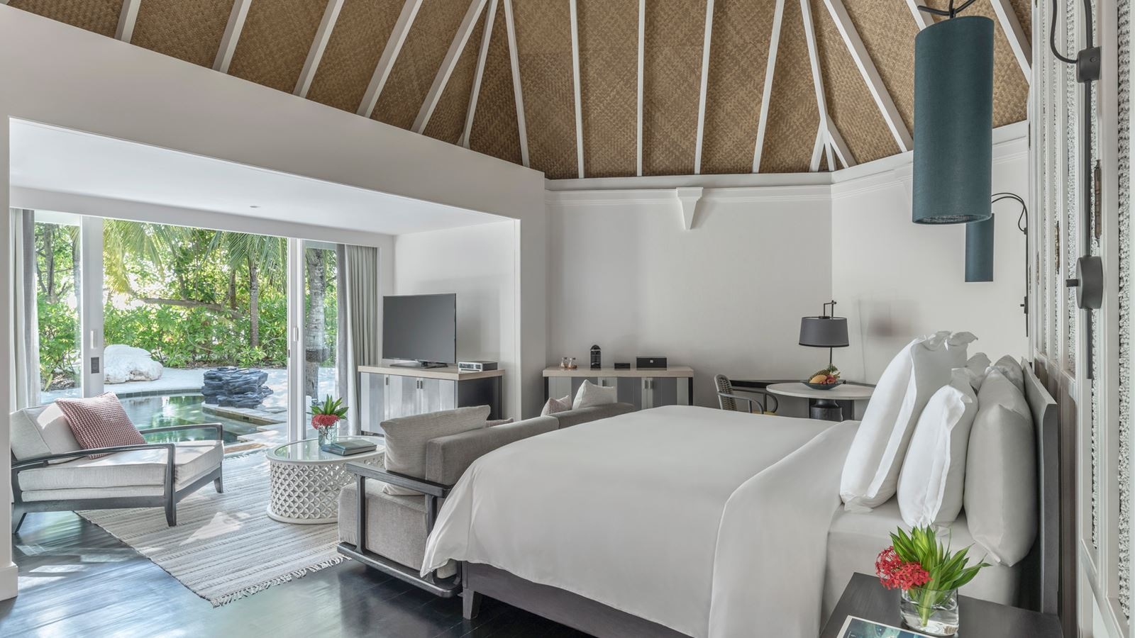 rooms-deluxe-beach-pavilion-with-pool