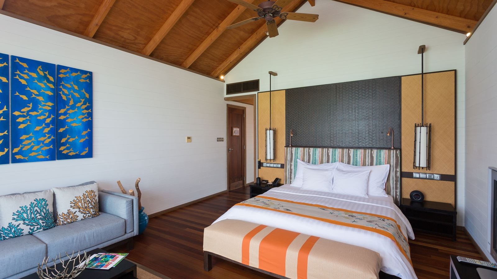 rooms-jacuzzi-water-villa