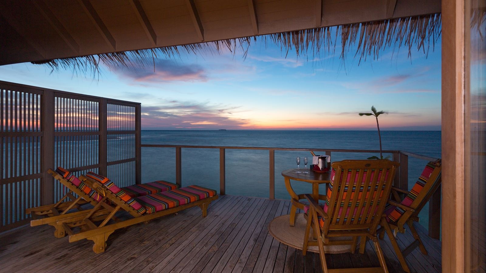 rooms-jacuzzi-water-villa