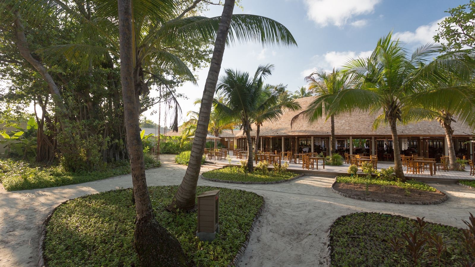 restaurants-farivalhu-restaurant