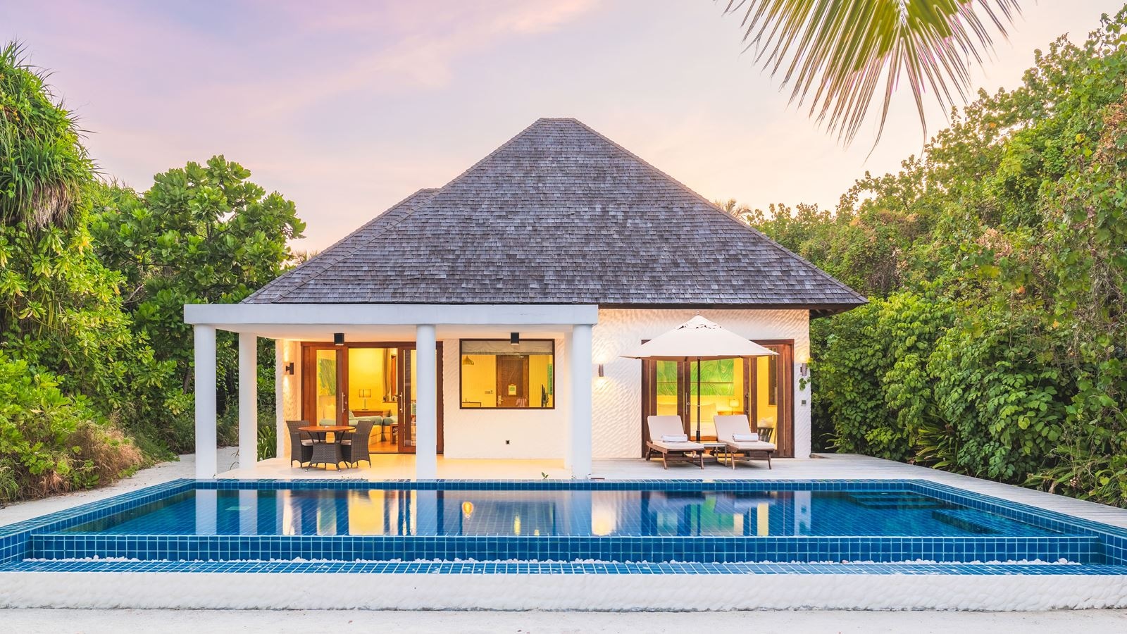 rooms-deluxe-beach-residence-with-lap-pool