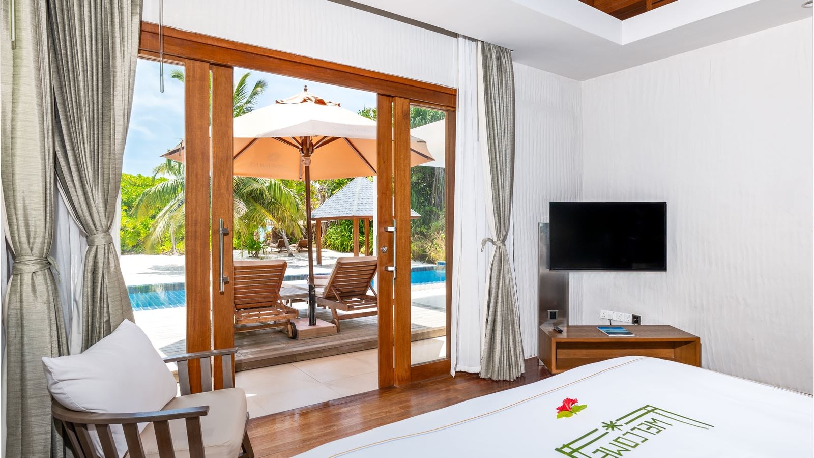 rooms-deluxe-beach-residence-with-lap-pool