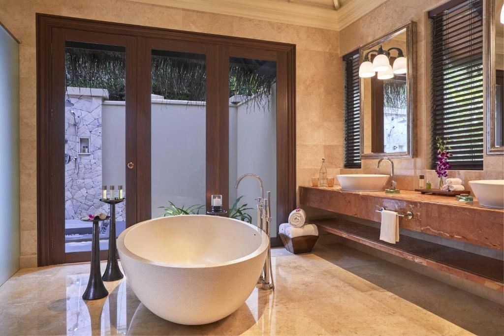 rooms-two-bedroom-beach-suite-with-spa--pool