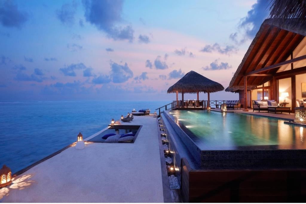 rooms-the-rehendi-presidential-overwater-suite-with-pool
