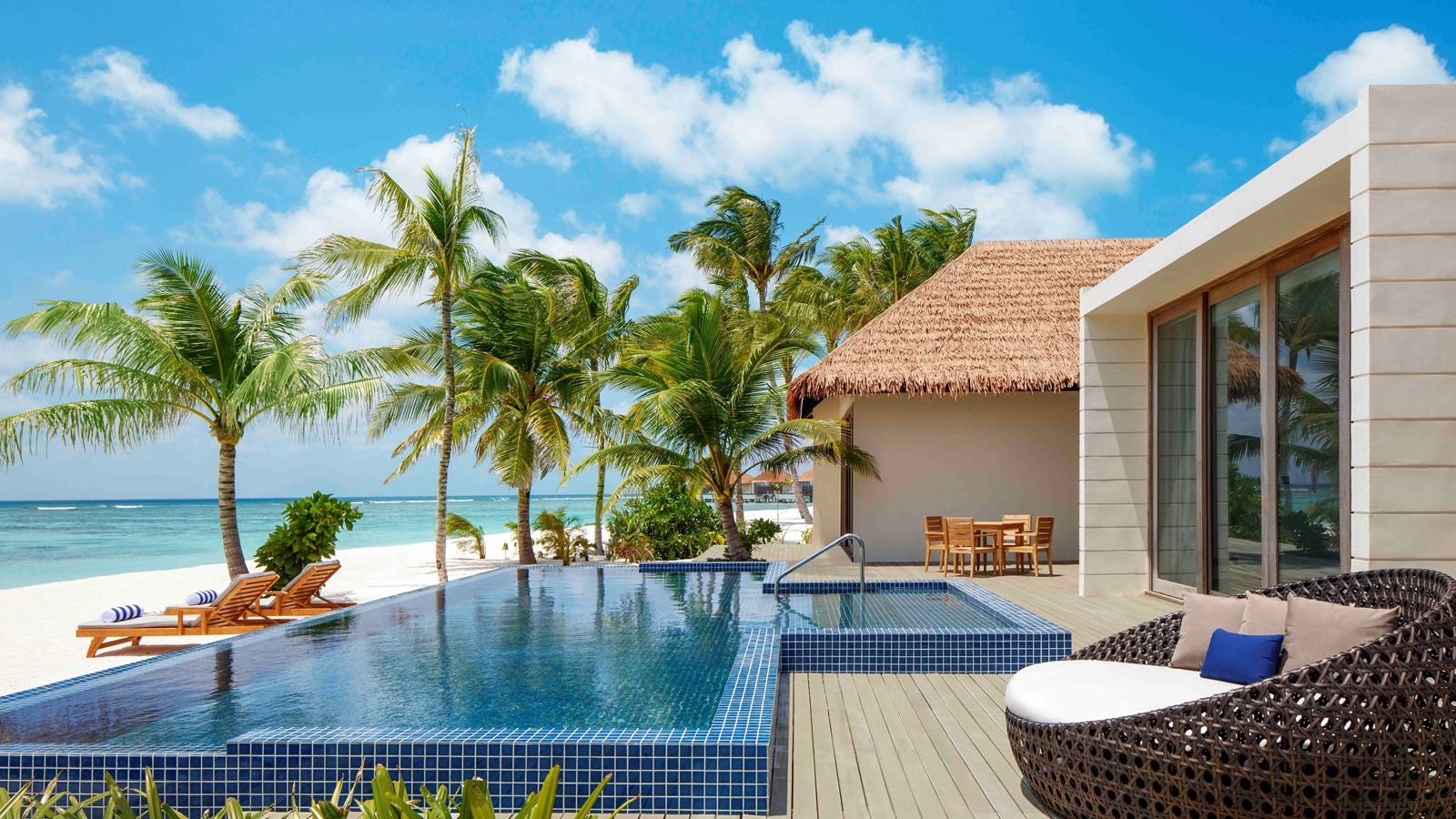 rooms-beach-villa--2-bedrooms-pool--suite-view