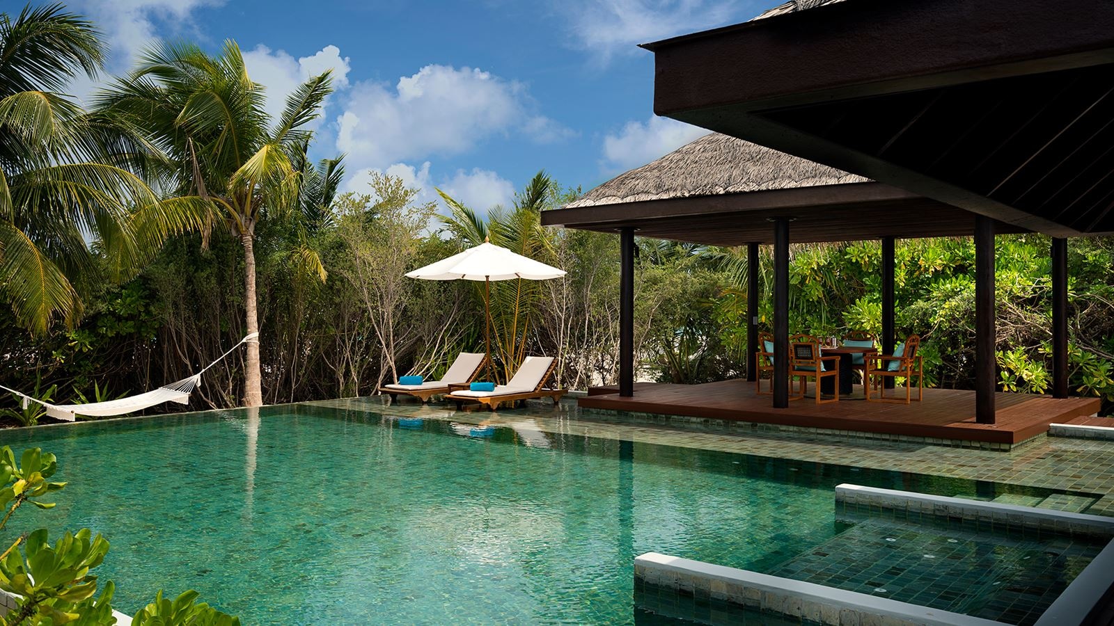 rooms-one-bedroom-family-over--water-pool-villa