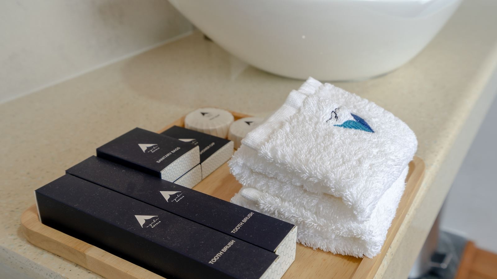 rooms-deluxe-room-island-view-with-balcony