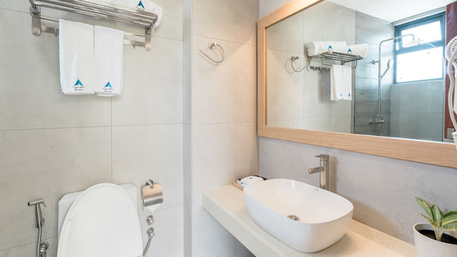 rooms-deluxe-room-island-view-with-balcony