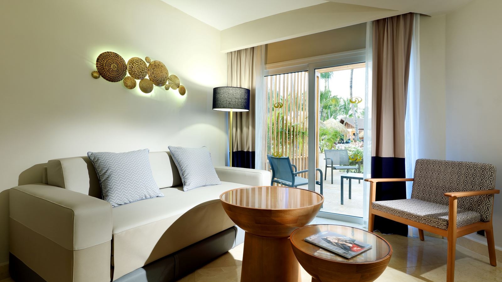 rooms-junior-suite-poolside