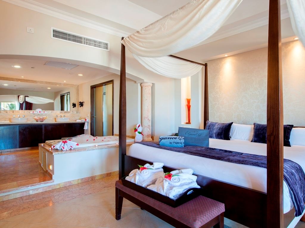rooms-elegance-club-swim-up-suite-outdoor-jacuzzi