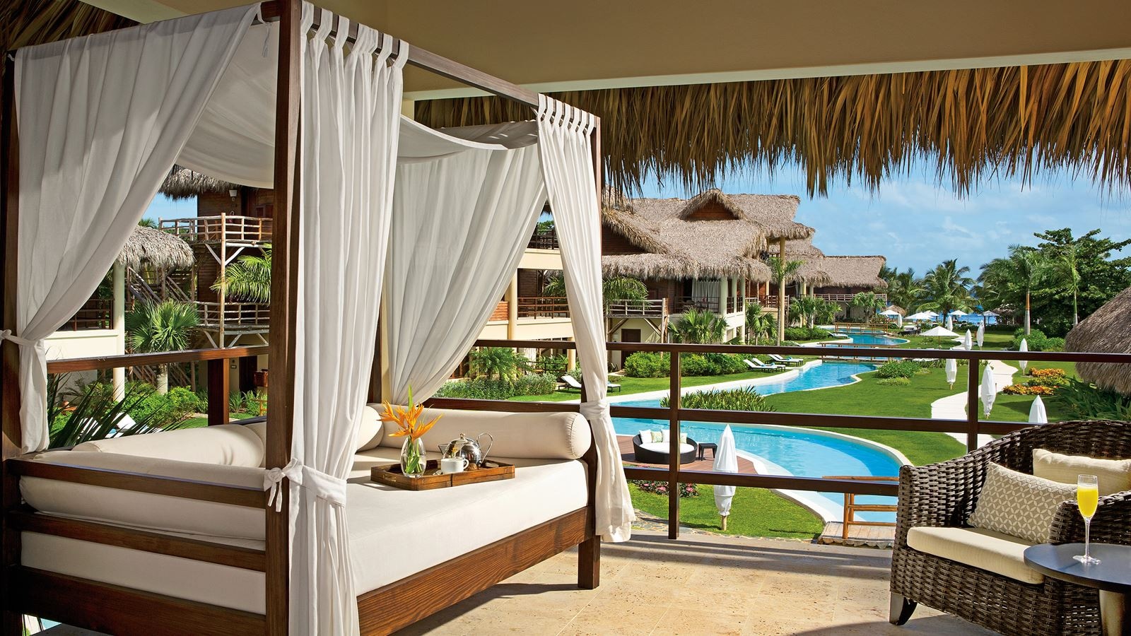 rooms-romantic-junior-suite-pool-view