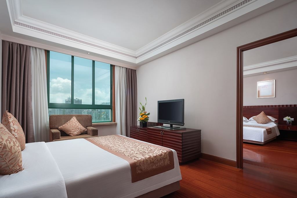 rooms-deluxe-family-room-mountain-view