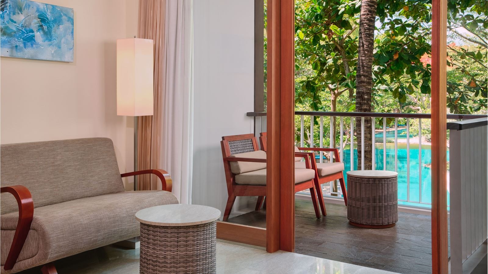 rooms-deluxe-poolview