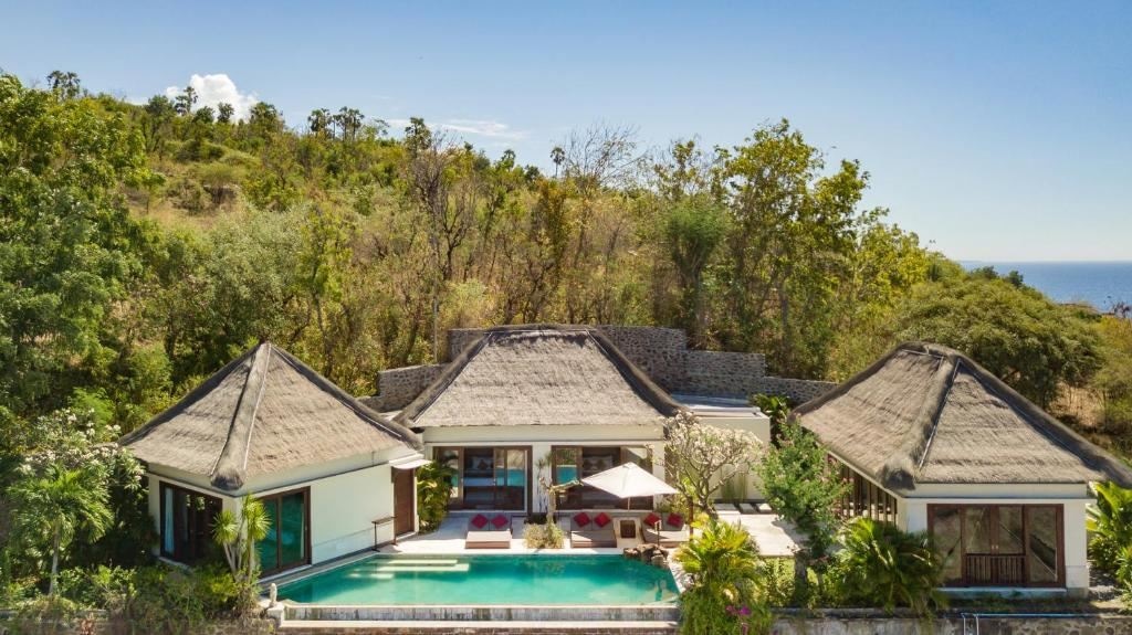 rooms-3-bedrooms-villa-with-pool