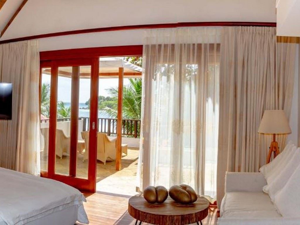 rooms-beachfront-junior-suites-with-balcony