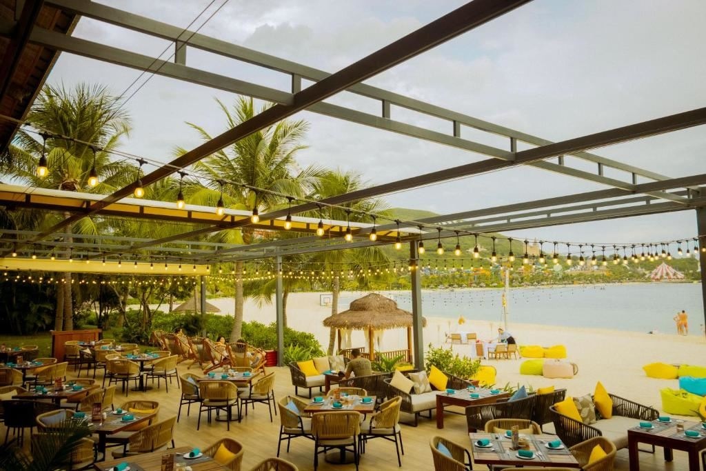 restaurants-the-lagoon-beach-club