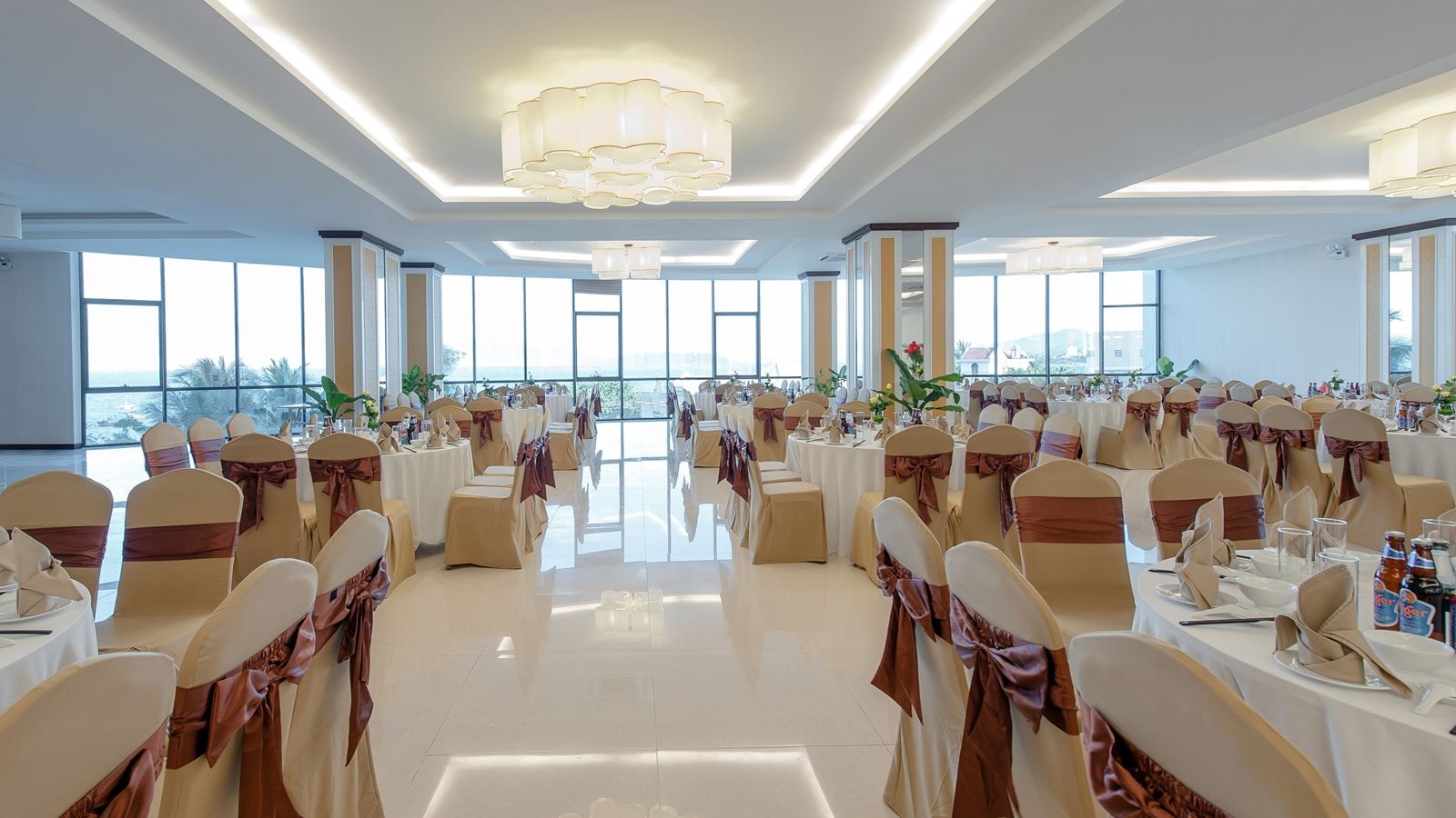 restaurants-yang-bay-restaurant-where-you-have-breakfast-or-gala-dinner-on-the-second-floor