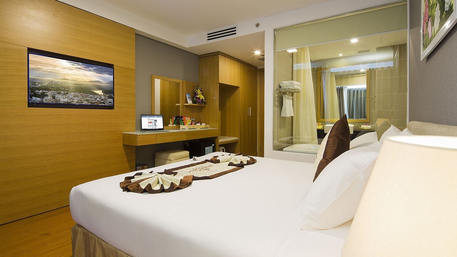 rooms-room-deluxe-sea-view-balcony