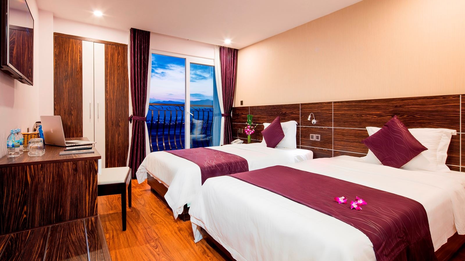 rooms-premier-deluxe-city-view-balcony