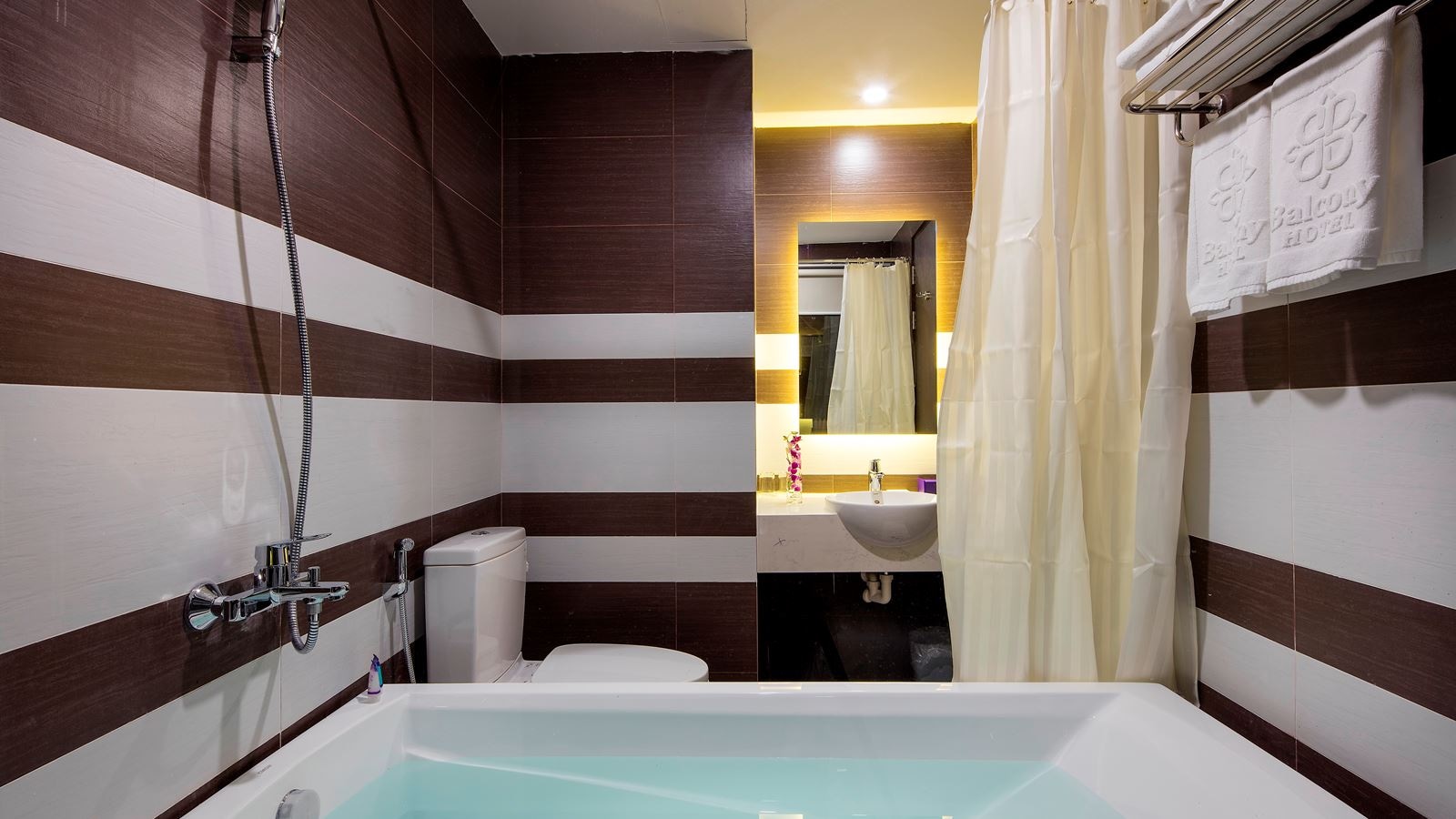 rooms-family-king-suite-ocean-view-balcony