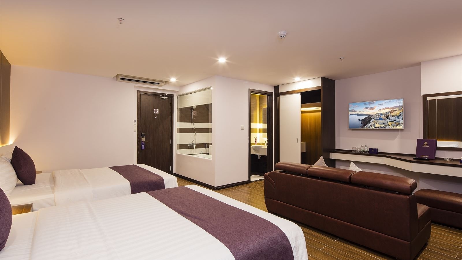 rooms-family-king-suite-ocean-view-balcony