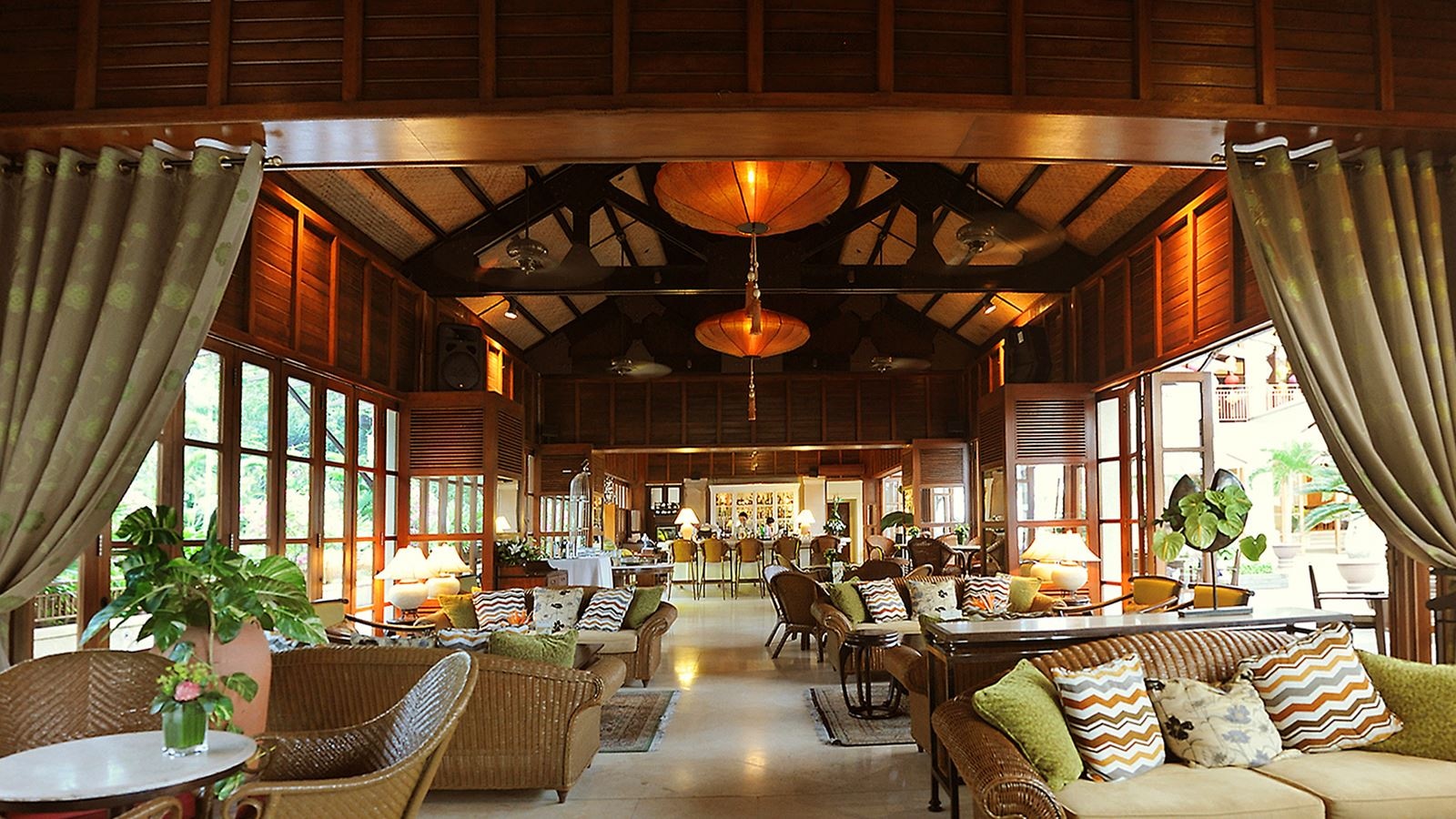 restaurants-hai-van-lounge