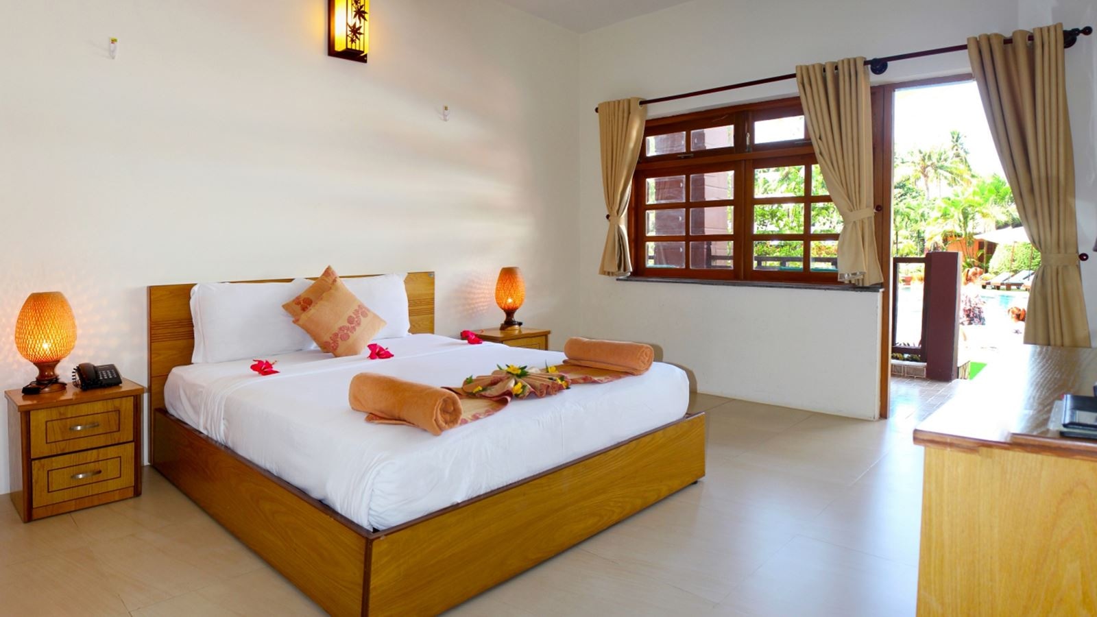 rooms-room-pool-view