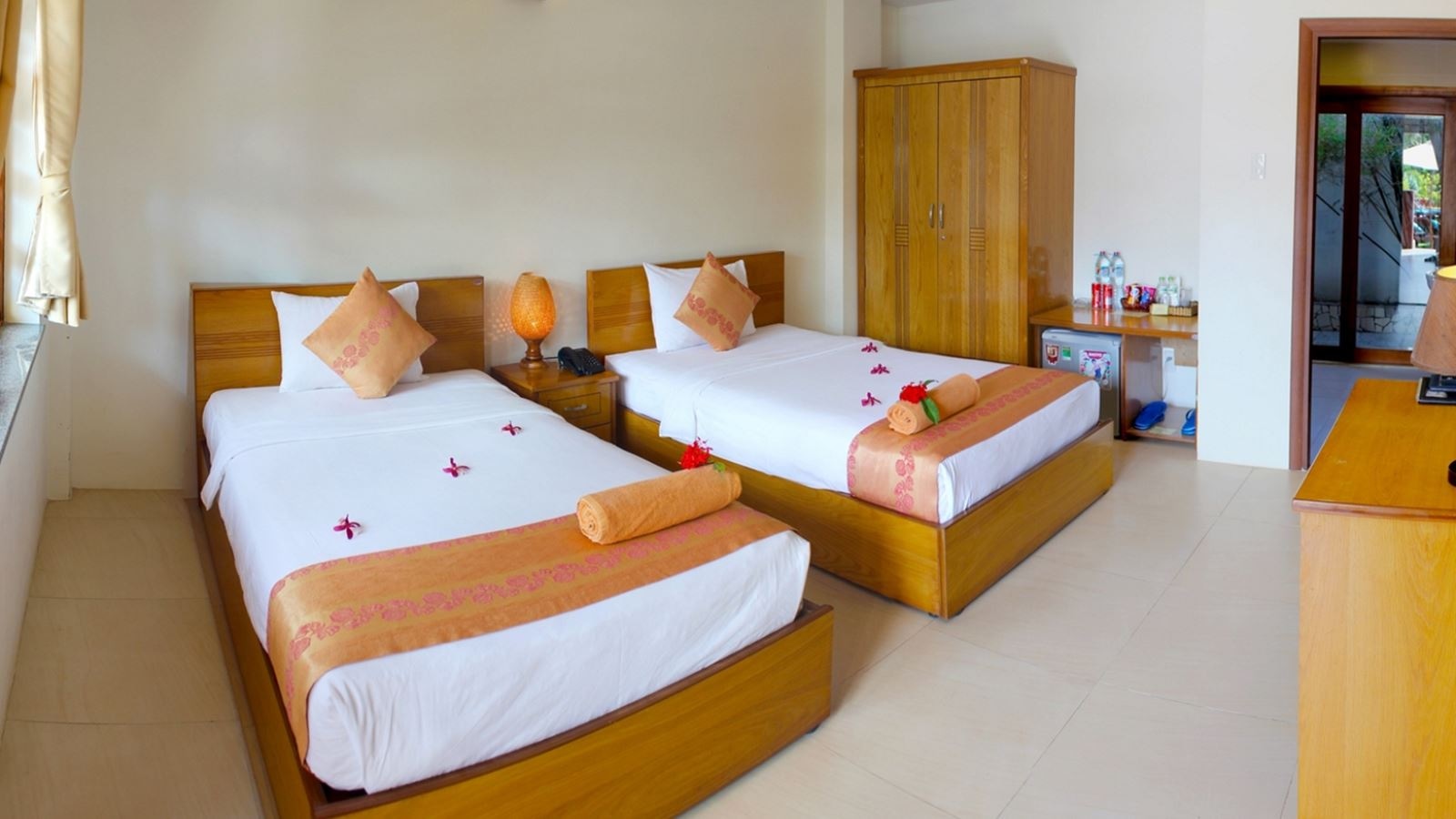 rooms-room-pool-view