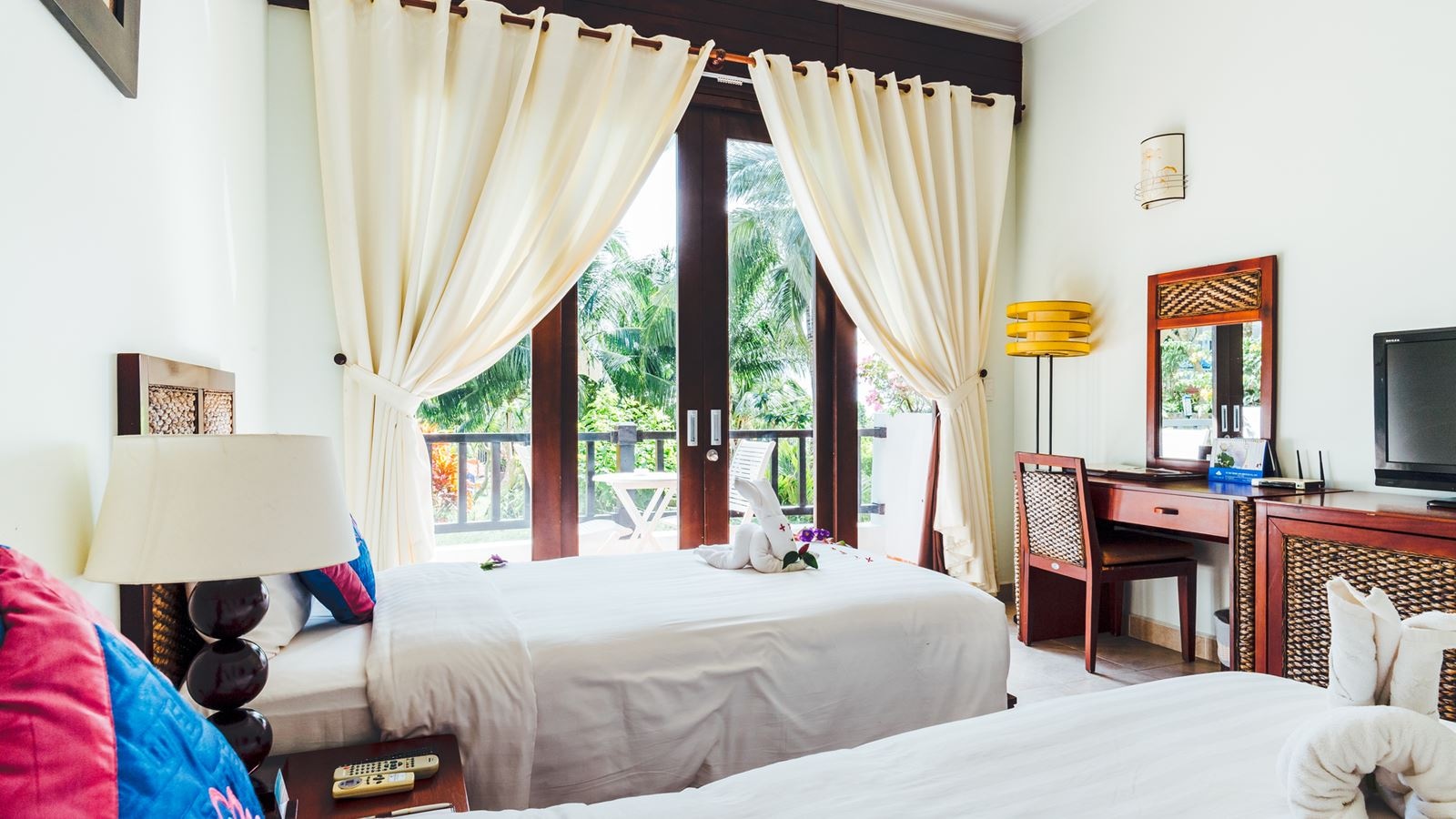 rooms-deluxe-garden-view-balcony