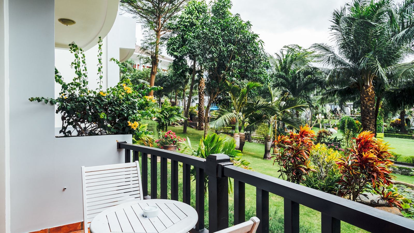 rooms-deluxe-garden-view-balcony