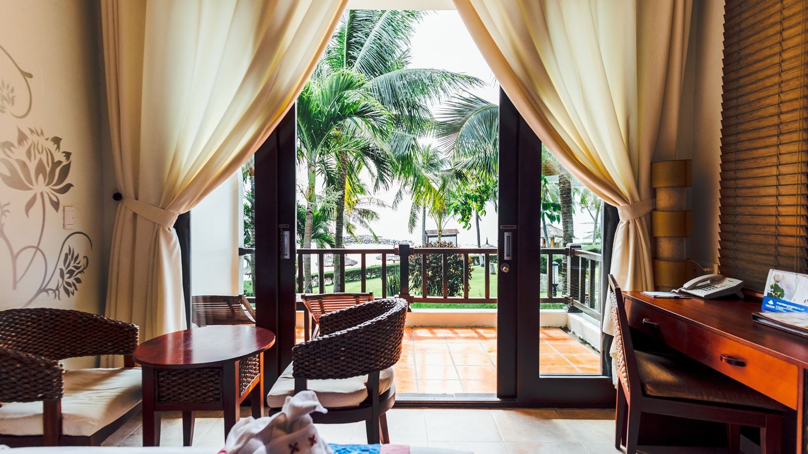rooms-bungalow-ocean-view-balcony